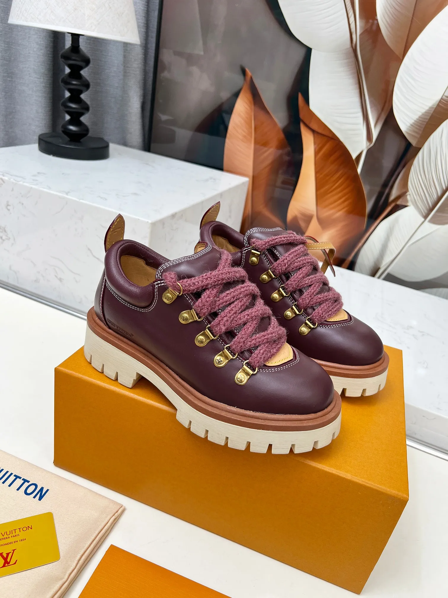 p660💰"Couple Style" LV Louis Vuitton's 2025 autumn and winter new style, developed one-to-one from the original version, retro fashionable, handsome and cool mountaineering derby shoes are now available.  Material: Imported first-layer cowhide Lining: Imported lambskin Outsole: Original molded TR non-slip outsole Sole height: 3.5cm Shoe size: Same style for men and women 35-45